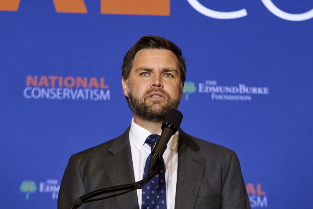 Présidentielle américaine : Trump choisit J.D. Vance comme candidat à la vice-présidence