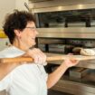 Jetzt steht sie morgens um 4.30 Uhr auf, um Brot zu backen