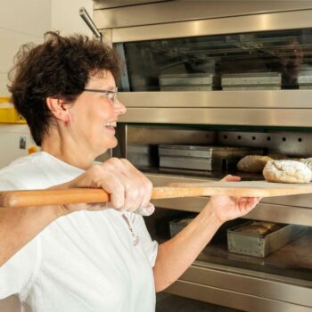 Jetzt steht sie morgens um 4.30 Uhr auf, um Brot zu backen