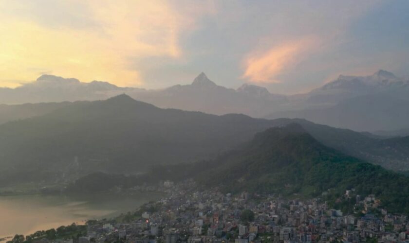 Vacances d'été : une descente vertigineuse en parapente au-dessus de l'Himalaya