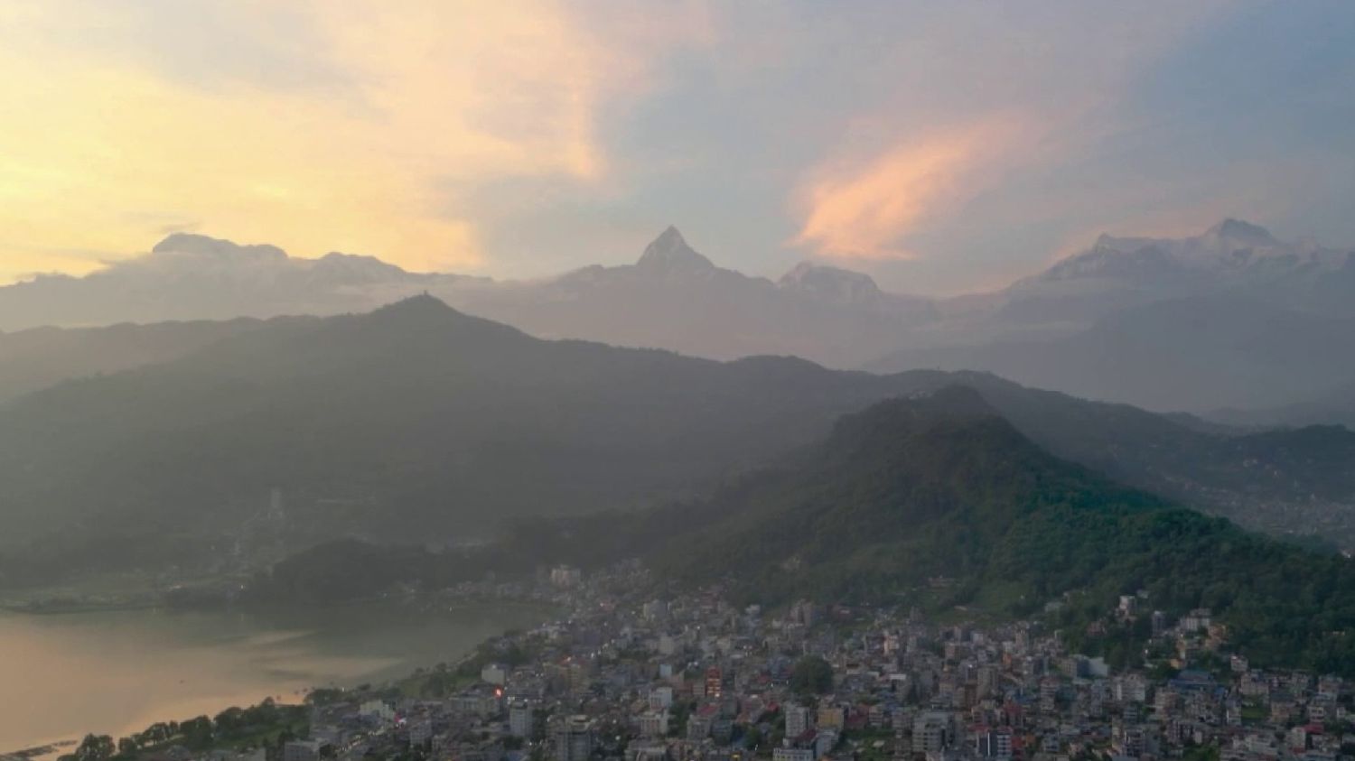 Vacances d'été : une descente vertigineuse en parapente au-dessus de l'Himalaya