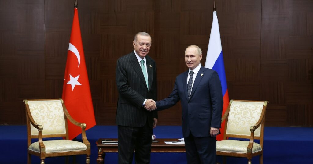 Le président russe Vladimir Poutine (D) et son homologue turc Recep Tayyip Erdogan lors du sixième sommet des chefs d'État et des gouvernements de la CICA à Astana, au Kazakhstan, le 13 octobre 2022