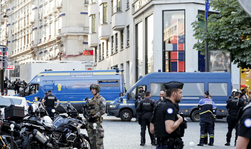 Un policier blessé au couteau sur les Champs-Élysées, l’assaillant « neutralisé » par la police