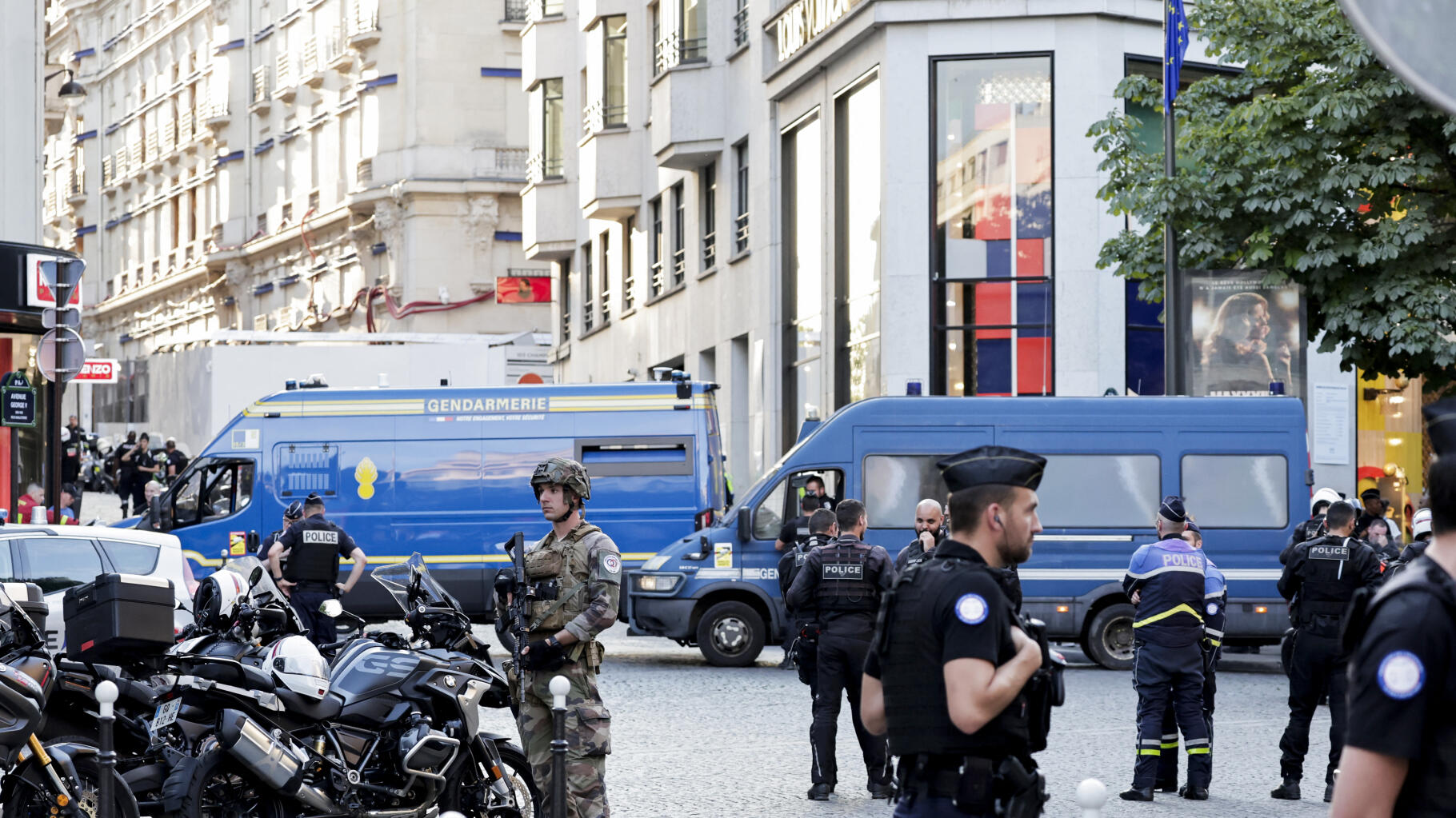 Un policier blessé au couteau sur les Champs-Élysées, l’assaillant « neutralisé » par la police