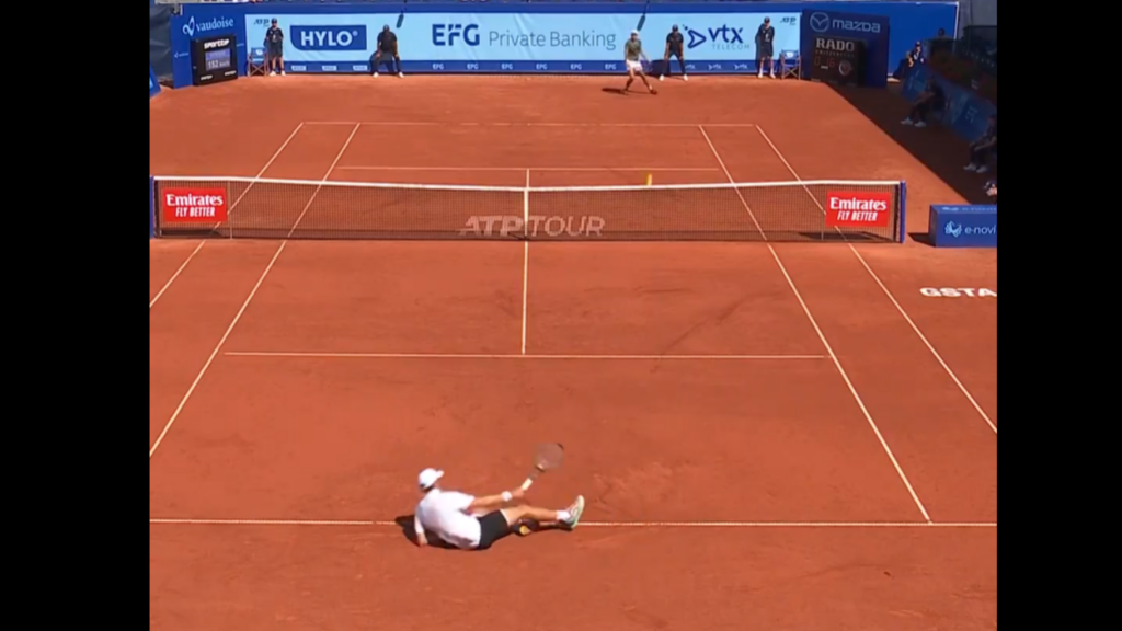 Tennis : le Français Quentin Halys réussit un superbe coup gagnant alors qu’il est à terre