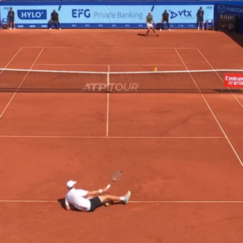 Tennis : le Français Quentin Halys réussit un superbe coup gagnant alors qu’il est à terre