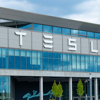 65 000 mugs volés chez Tesla, le patron accuse les salariés et prend une décision inédite