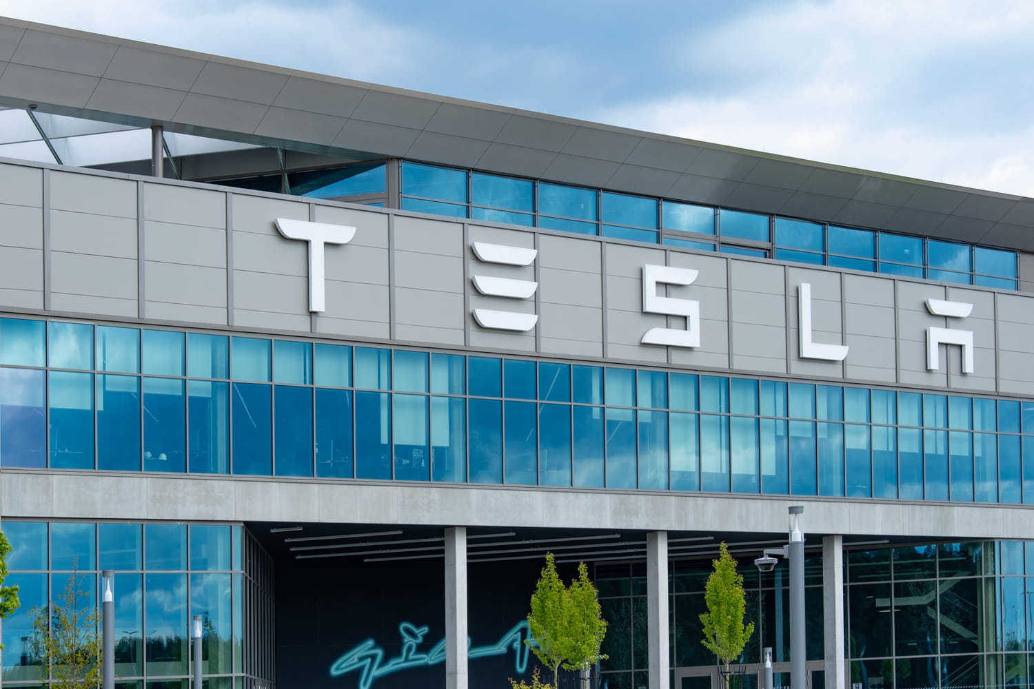 65 000 mugs volés chez Tesla, le patron accuse les salariés et prend une décision inédite