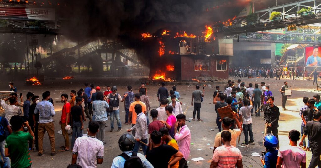 Affrontements entre policiers et manifestants opposés aux quotas dans la fonction publique, le 19 juillet 2024 à Dacca, au Bangladesh