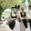 Les téléphones interdits aux mariages, une tendance que les photographes approuvent