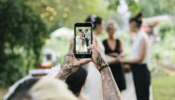 Les téléphones interdits aux mariages, une tendance que les photographes approuvent