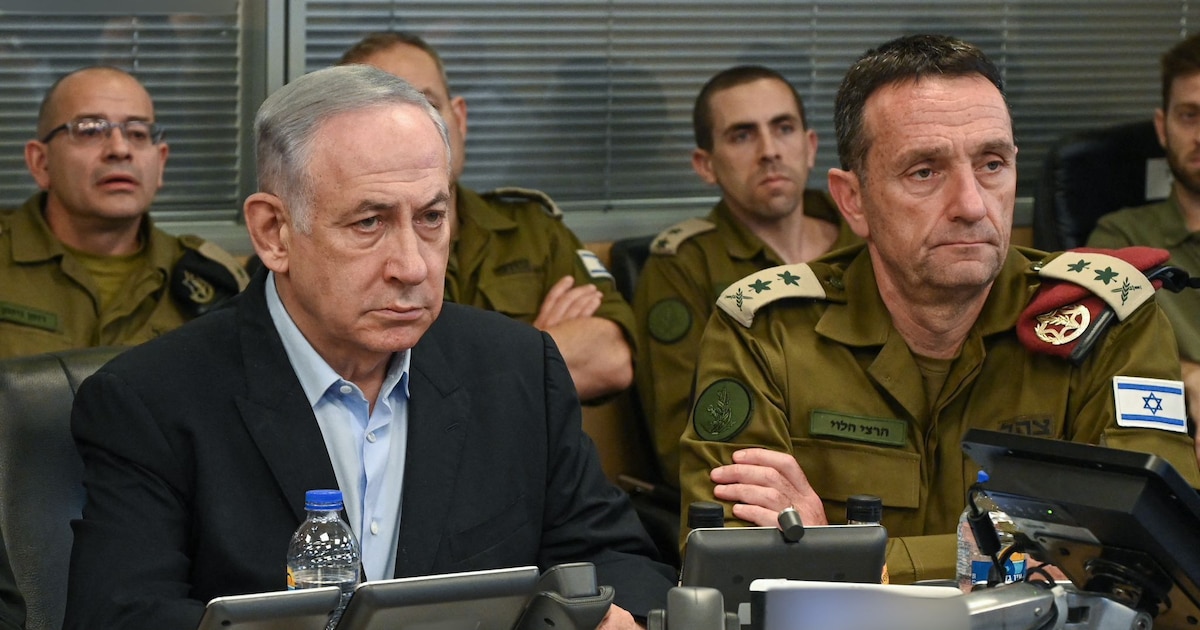 Le premier ministre israélien Benjamin Netanyahu et le chef d'état-major de l'armée israélienne Herzi Halevi suivent les frappes sur le port de Houdeida, au Yémen, le samedi 20 juillet 2024.