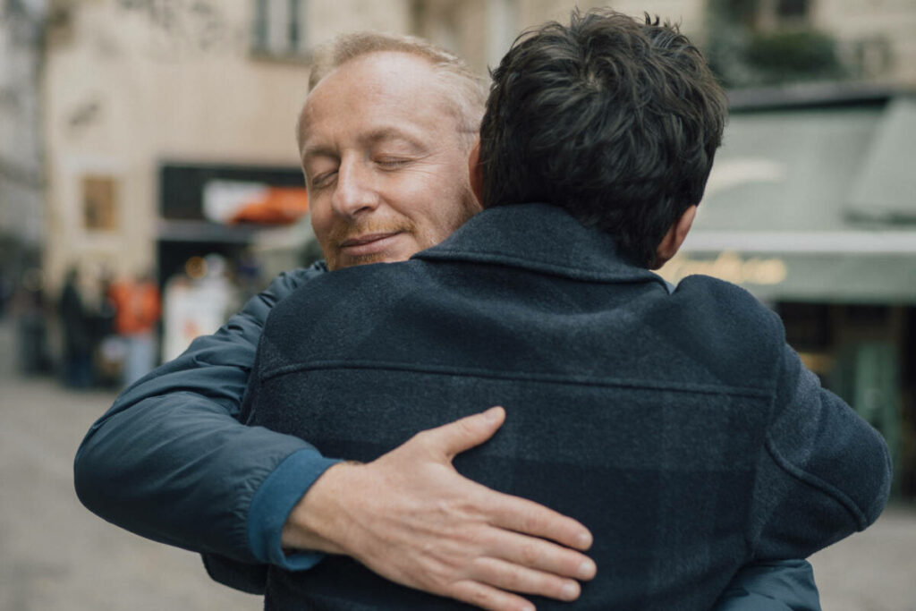 « Tu es beaucoup plus ouvert que beaucoup de mecs de mon âge » : l’amitié complice entre Ismail, 32 ans, et Hugues, 56 ans