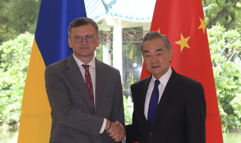 Le ministre ukrainien des Affaires étrangères en Chine pour un "dialogue direct" sur la paix