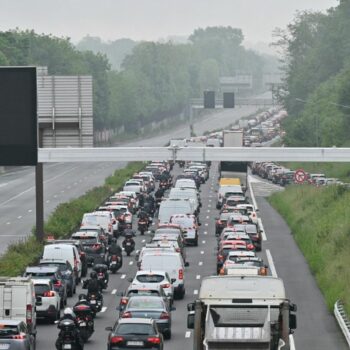 Départs en vacances : Bison Futé hisse son drapeau noir pour samedi, "circulation très dense attendue" pour le chassé-croisé