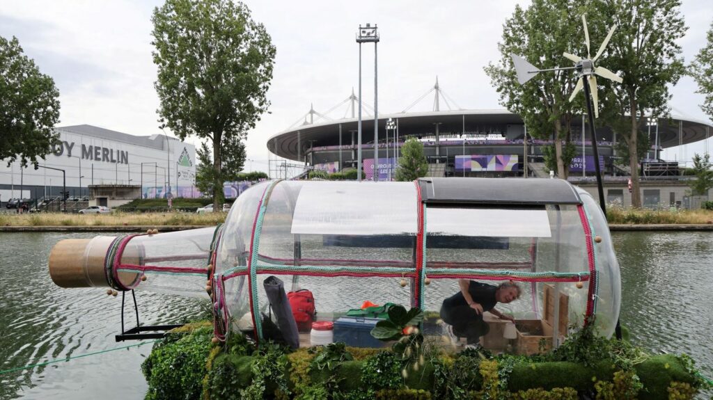 JO de Paris 2024 : pendant les Jeux, l'artiste et performeur Abraham Poincheval va vivre pendant dix jours dans une bouteille devant le Stade de France