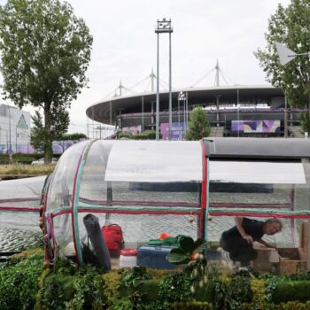 JO de Paris 2024 : pendant les Jeux, l'artiste et performeur Abraham Poincheval va vivre pendant dix jours dans une bouteille devant le Stade de France