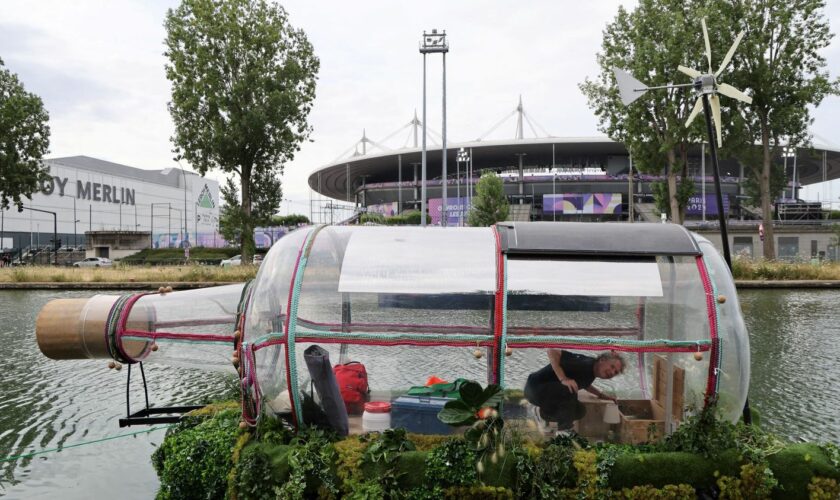 JO de Paris 2024 : pendant les Jeux, l'artiste et performeur Abraham Poincheval va vivre pendant dix jours dans une bouteille devant le Stade de France