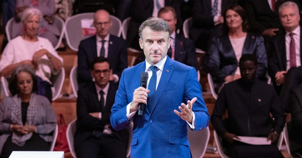 A la veille de la cérémonie d'ouverture des JO, Emmanuel Macron a présidé ce jeudi le sommet "Sport pour le développement durable", au Carrousel du Louvre.