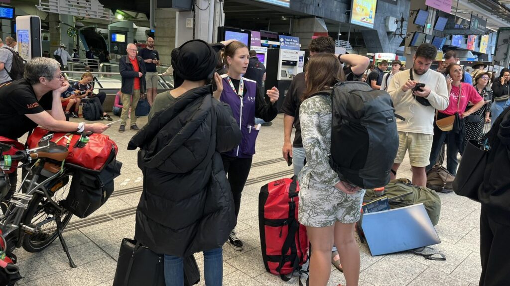 DIRECT. "Attaque massive" sur le réseau TGV : sur la façade Atlantique, où la situation est "la plus compliquée", un train sur trois a été maintenu, précise la SNCF