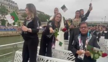 Cérémonie d’ouverture des JO : l’hommage symbolique de la délégation de l’Algérie sous ce pont de Paris
