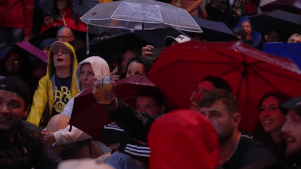 Paris 2024 : malgré la pluie, des spectateurs conquis par la cérémonie d’ouverture