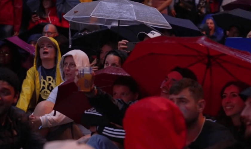 Paris 2024 : malgré la pluie, des spectateurs conquis par la cérémonie d’ouverture