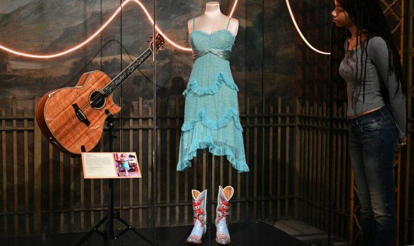 Robes, bottes de cow-boy, photos d'enfance... Taylor Swift se dévoile dans une exposition à Londres