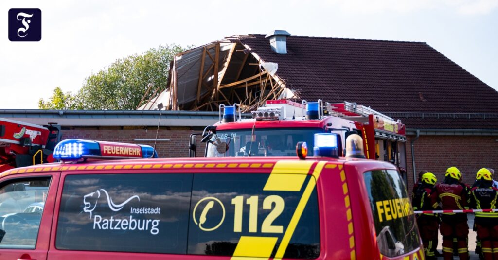 Leichtverletzte in Supermarkt: Erst knackte es, dann stürzte das Dach ein