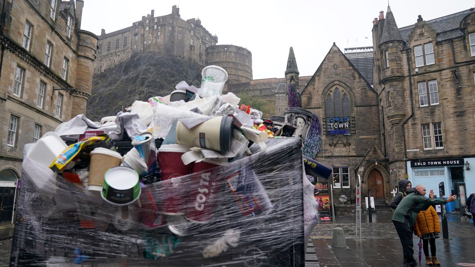 Overflowing bins in the Grassmarket area of Edinburgh where cleansing workers from the City of Edinburgh Council are on the fourth day of eleven days of strike action. Workers at waste and recycling depots across the city have rejected a formal pay offer of 3.5 percent from councils body Cosla. Picture date: Wednesday August 24, 2022.