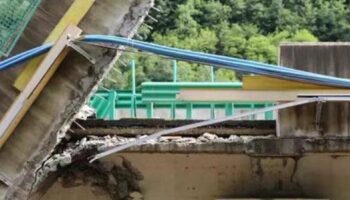 Al menos once muertos y decenas de desaparecidos por el colapso de un puente en China por una riada