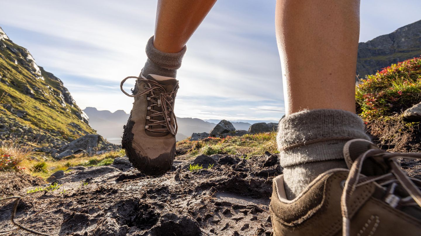 Ein Mensch trägt Wanderschuhe.