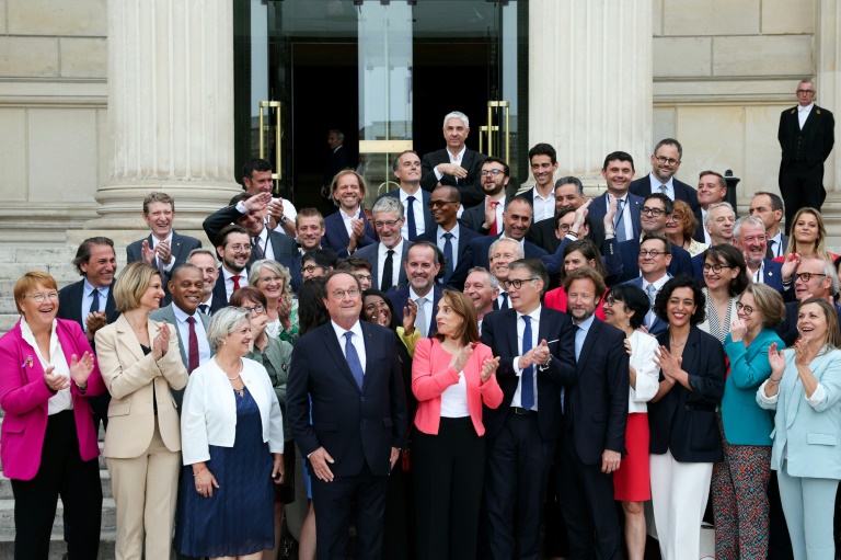 Attal toujours à Matignon: La gauche met "solennellement" en garde Macron