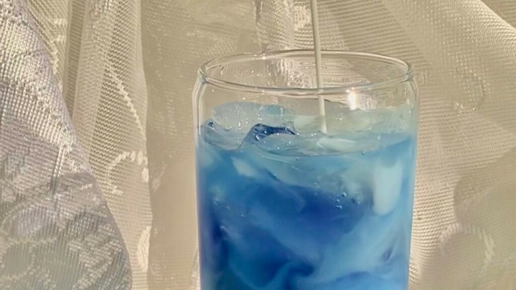 Aux États-Unis, cette boisson énergisante bleue est une véritable drogue