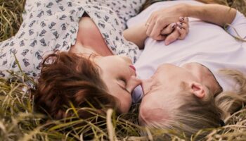 Beziehungstipps: Paartherapeutin erklärt: Woran man eine (un)glückliche Beziehung erkennt