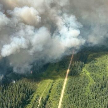 Canada: Raging wildfire destroys tourist town