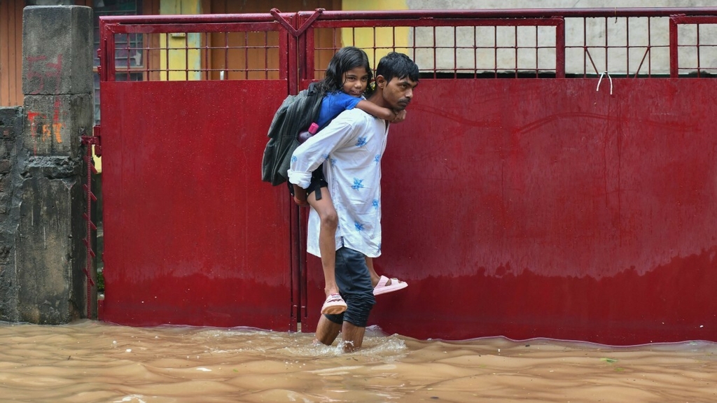 Catastrophe en Inde: Cinq morts et des centaines de personnes ensevelies dans des glissements de terrain