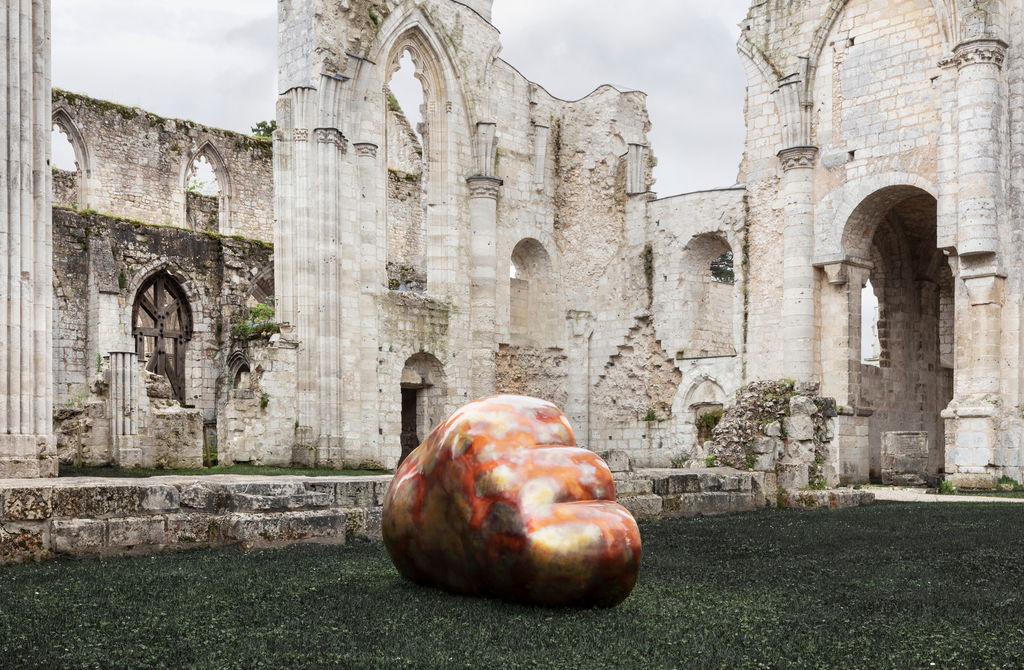 “Clouds Theory” : Laurent Grasso nous emmène dans les nuages à l’abbaye de Jumièges