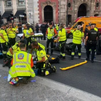 Cuatro agentes heridos y dos detenidos tras una persecución policial por Gran Vía