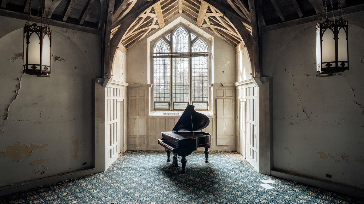 Dans les ruines, un piano