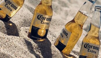 El truco infalible para enfriar la cerveza en 5 minutos cuando estás en la playa o la piscina