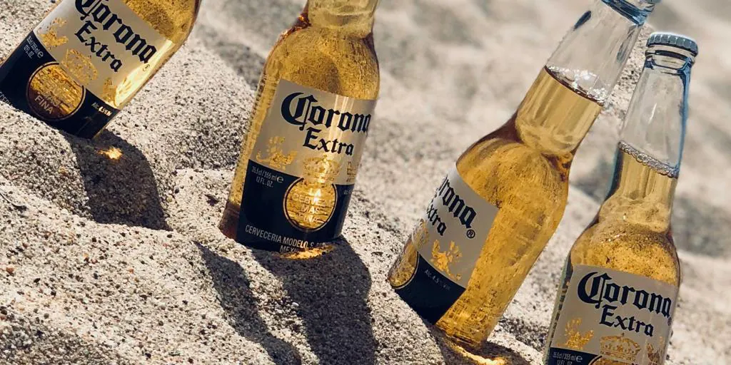 El truco infalible para enfriar la cerveza en 5 minutos cuando estás en la playa o la piscina