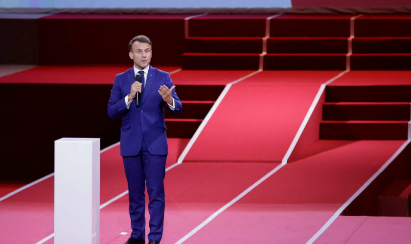 Emmanuel Macron tente de renouer le fil avec ses députés