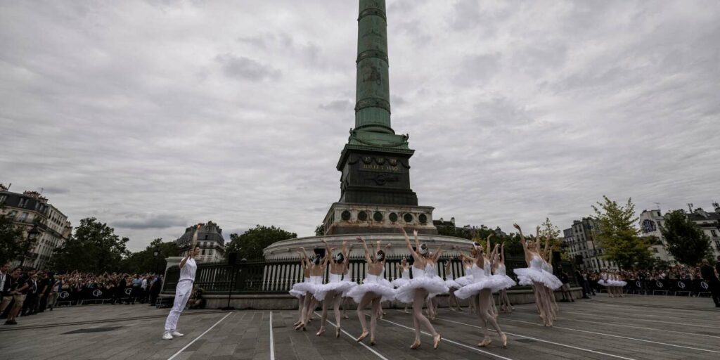 En direct, flamme olympique à Paris : le relais est passé au Bataclan, pour un hommage, avant d’arriver au Louvre dans la soirée