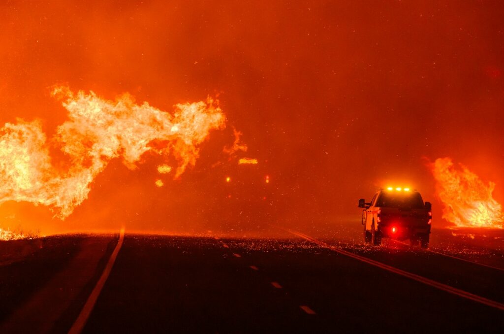 États-Unis: La Californie confrontée à un violent mégafeu