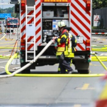 Auf der abgeriegelten A1 war es zu einem Großeinsatz gekommen. Foto: Alex Talash/dpa