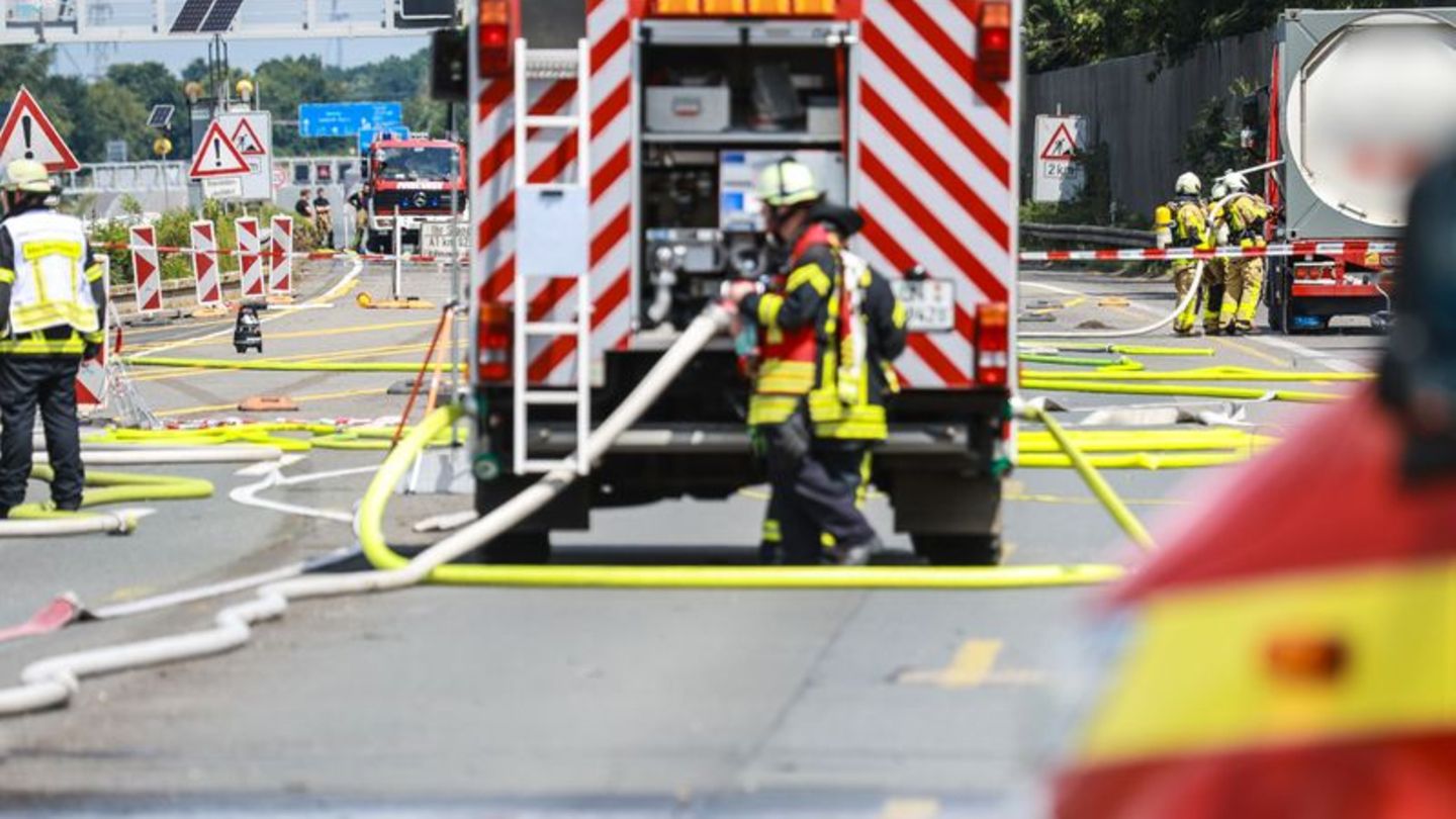 Auf der abgeriegelten A1 war es zu einem Großeinsatz gekommen. Foto: Alex Talash/dpa