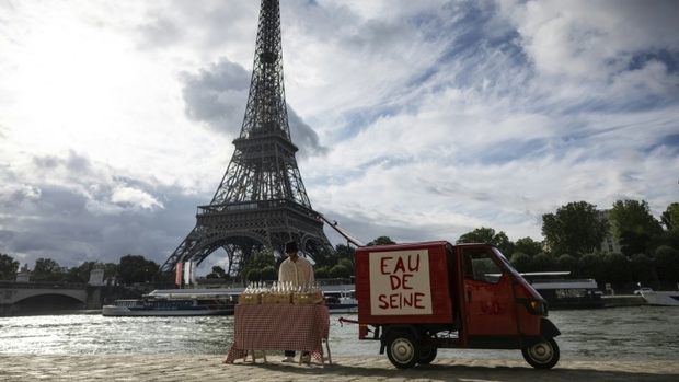 JO-2024: Des bouteilles d'eau de Seine en vente pour dénoncer le coût de sa dépollution