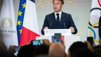 JO Paris 2024 : selfies, repas avec Karabatic et Dupont, interviews… Emmanuel Macron a lancé ses Jeux