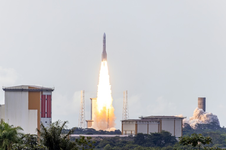 "L'Europe est de retour": Le premier vol de la fusée Ariane 6 est un succès